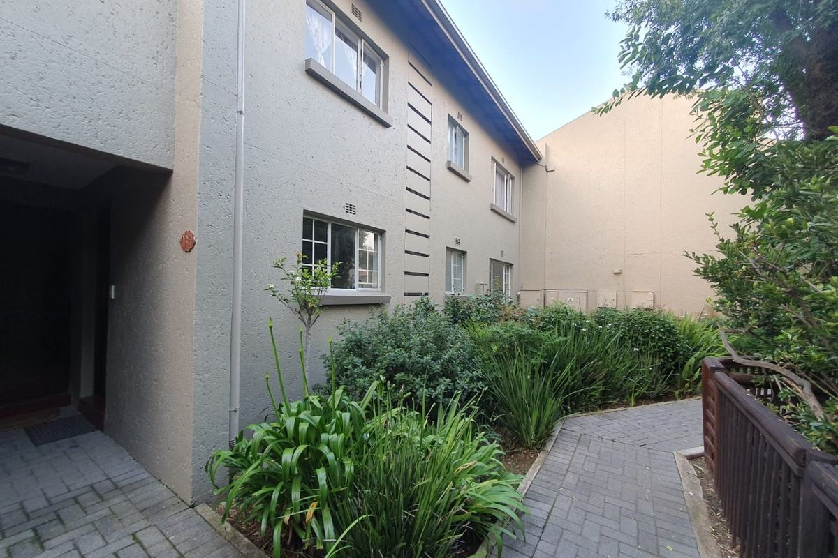 Neat and secure apartment in Edenglen  - Photo 2