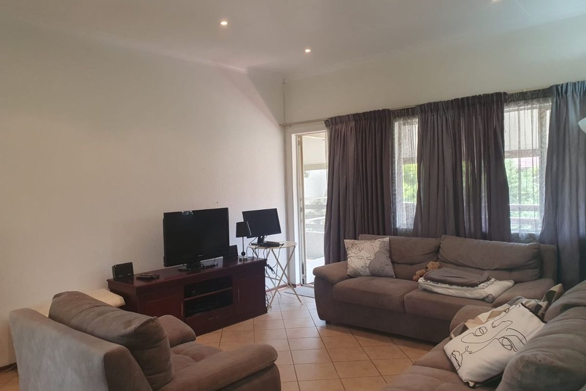 Neat and secure apartment in Edenglen  - Photo 4