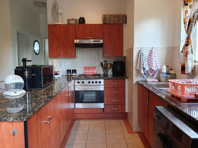 Neat and secure apartment in Edenglen  - Photo 6