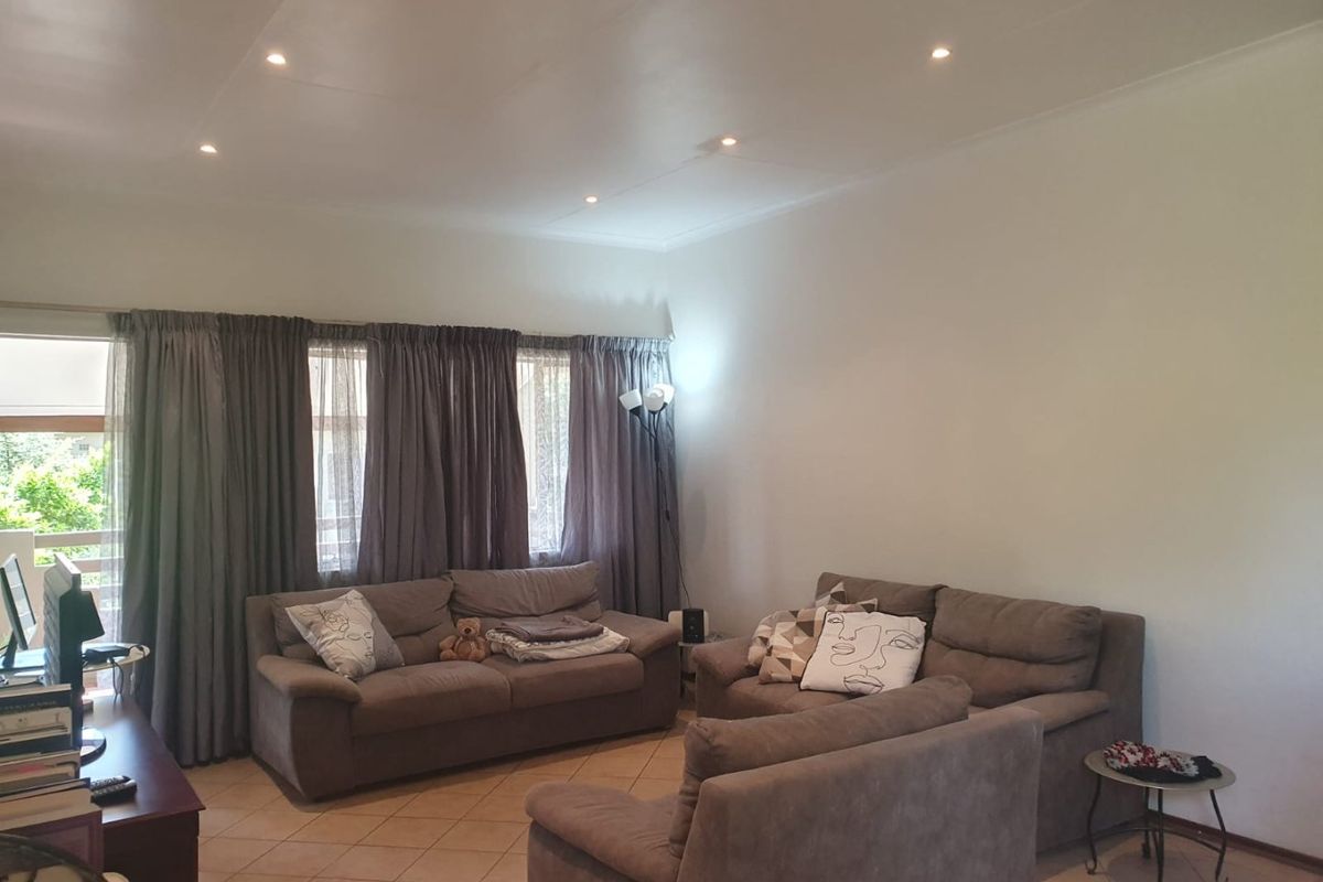 Neat and secure apartment in Edenglen  - Photo 3