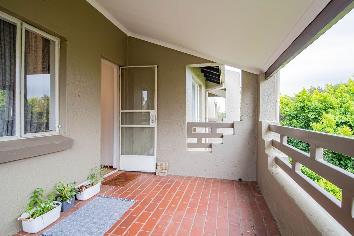 Neat and secure apartment in Edenglen  - Photo 4