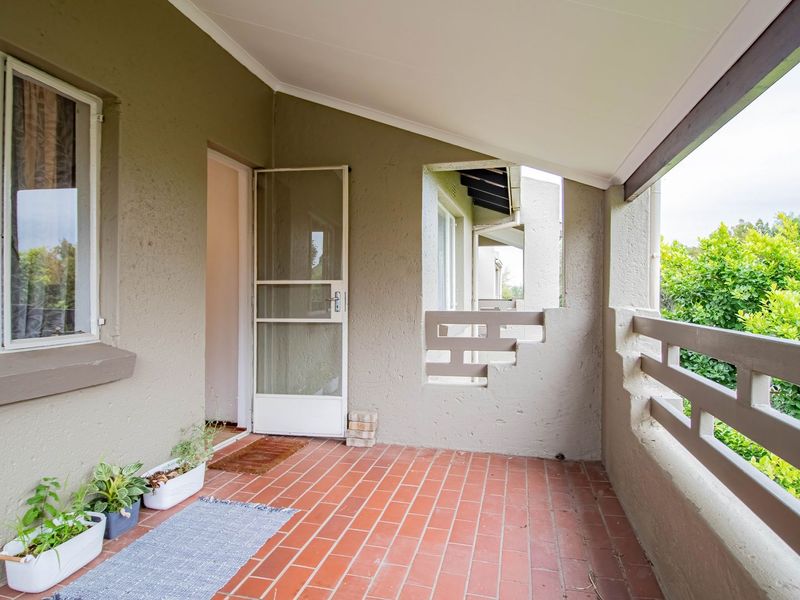 Neat and secure apartment in Edenglen  - Photo 4