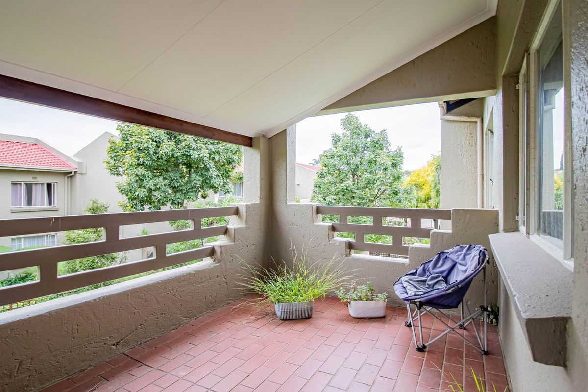 Neat and secure apartment in Edenglen  - Photo 3
