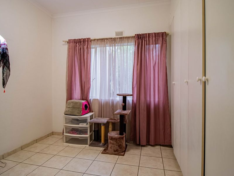 Neat and secure apartment in Edenglen  - Photo 10