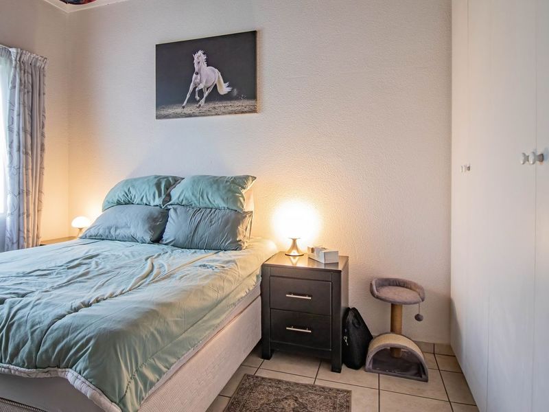 Neat and secure apartment in Edenglen  - Photo 8