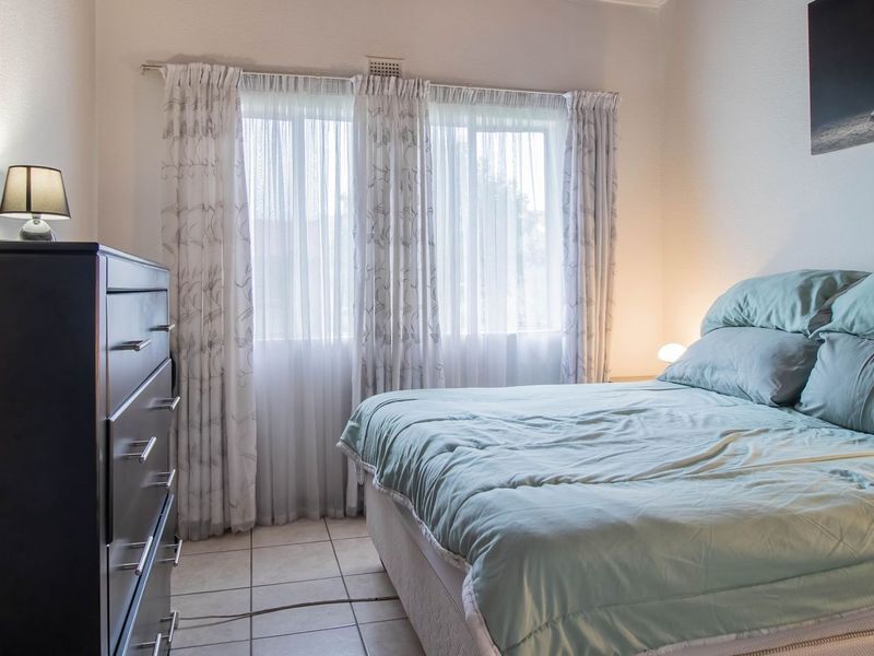Neat and secure apartment in Edenglen  - Photo 7