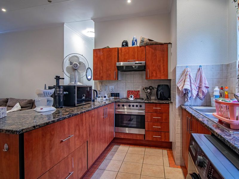 Neat and secure apartment in Edenglen  - Photo 6
