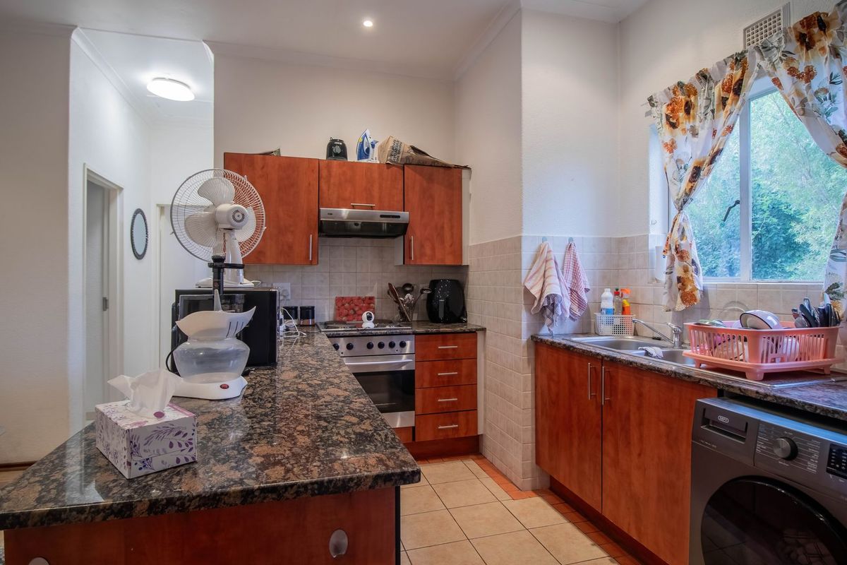 Neat and secure apartment in Edenglen  - Photo 5