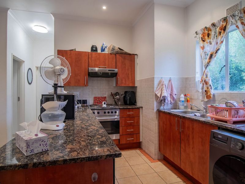 Neat and secure apartment in Edenglen  - Photo 5