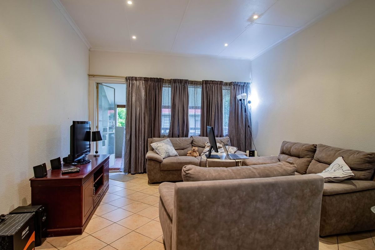 Neat and secure apartment in Edenglen  - Photo 2