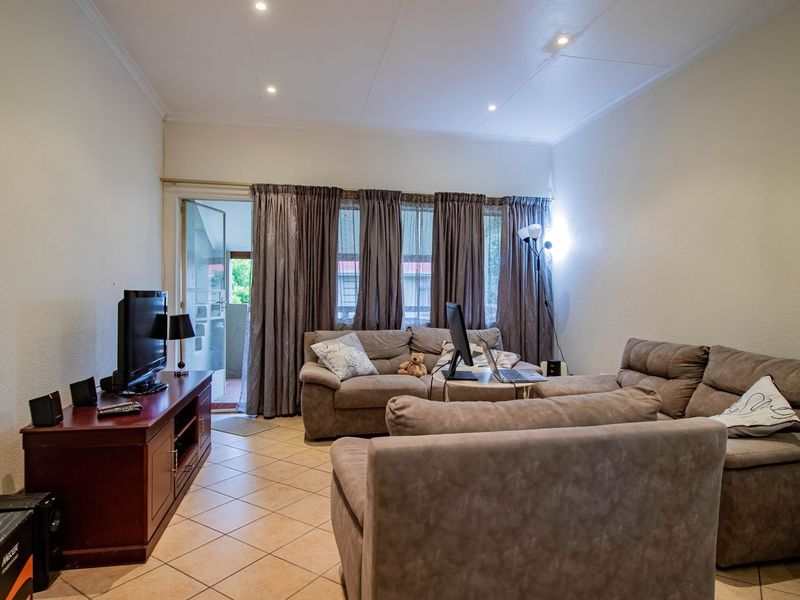 Neat and secure apartment in Edenglen  - Photo 2