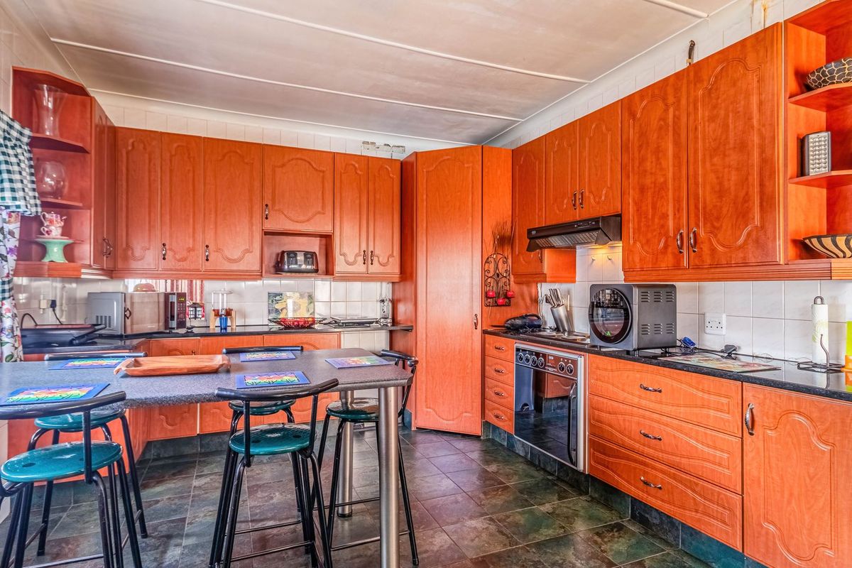 DUAL MANDATE - Family Home with Flatlet opposite School - Photo 2