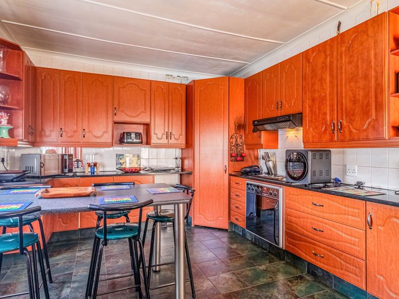 DUAL MANDATE - Family Home with Flatlet opposite School - Photo 2