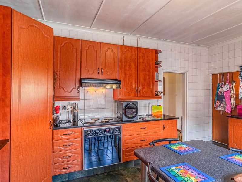 DUAL MANDATE - Family Home with Flatlet opposite School - Photo 9