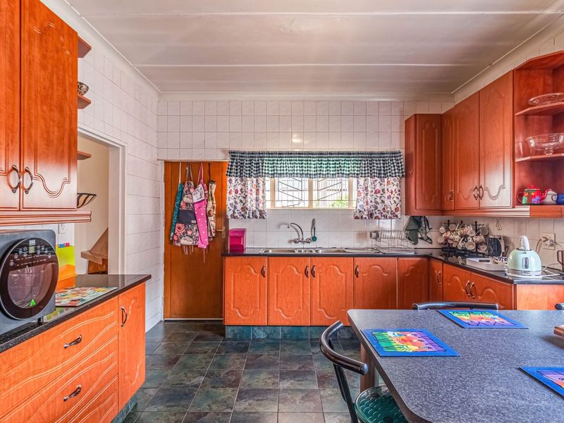 DUAL MANDATE - Family Home with Flatlet opposite School - Photo 8