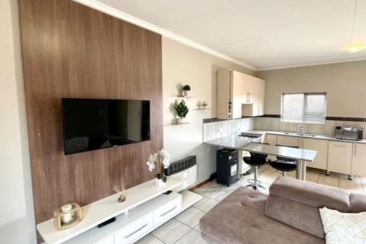 Terra-nova! Nestled in a secured complex. - Photo 2