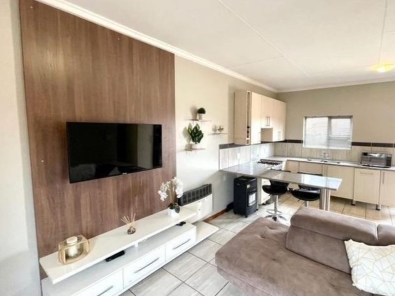 Terra-nova! Nestled in a secured complex. - Photo 2