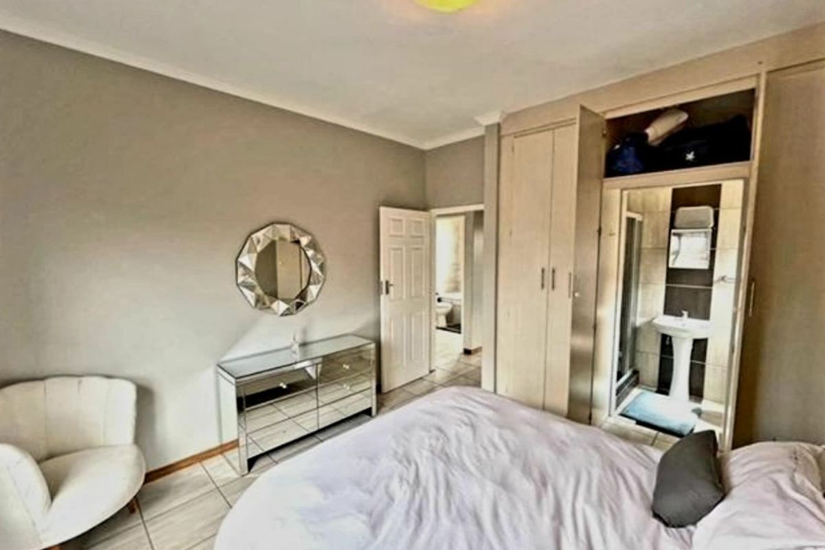 Terra-nova! Nestled in a secured complex. - Photo 4