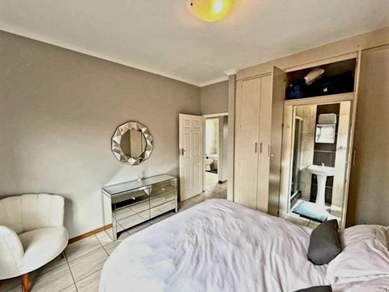 Terra-nova! Nestled in a secured complex. - Photo 4