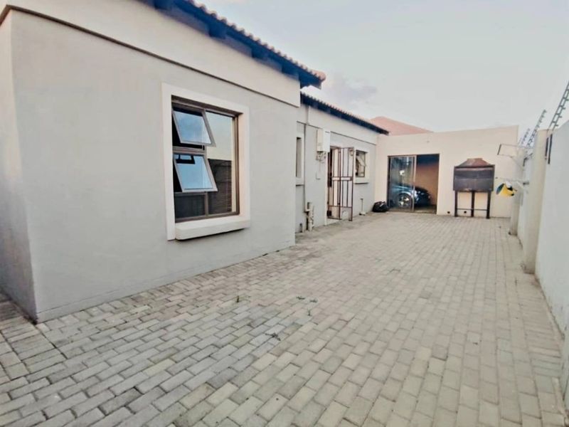 Terra-nova! Nestled in a secured complex. - Photo 9