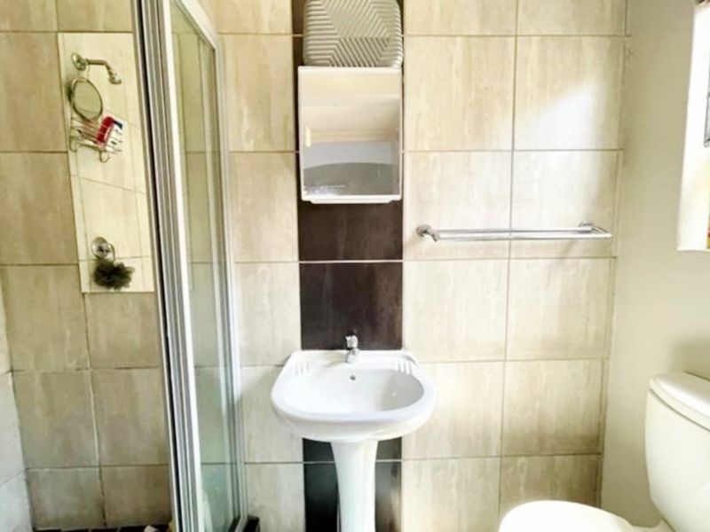 Terra-nova! Nestled in a secured complex. - Photo 8