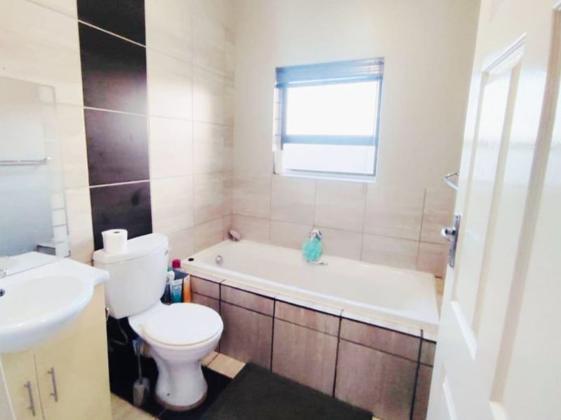 Terra-nova! Nestled in a secured complex. - Photo 7