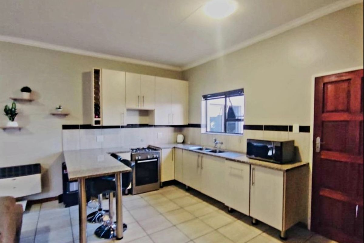 Terra-nova! Nestled in a secured complex. - Photo 3