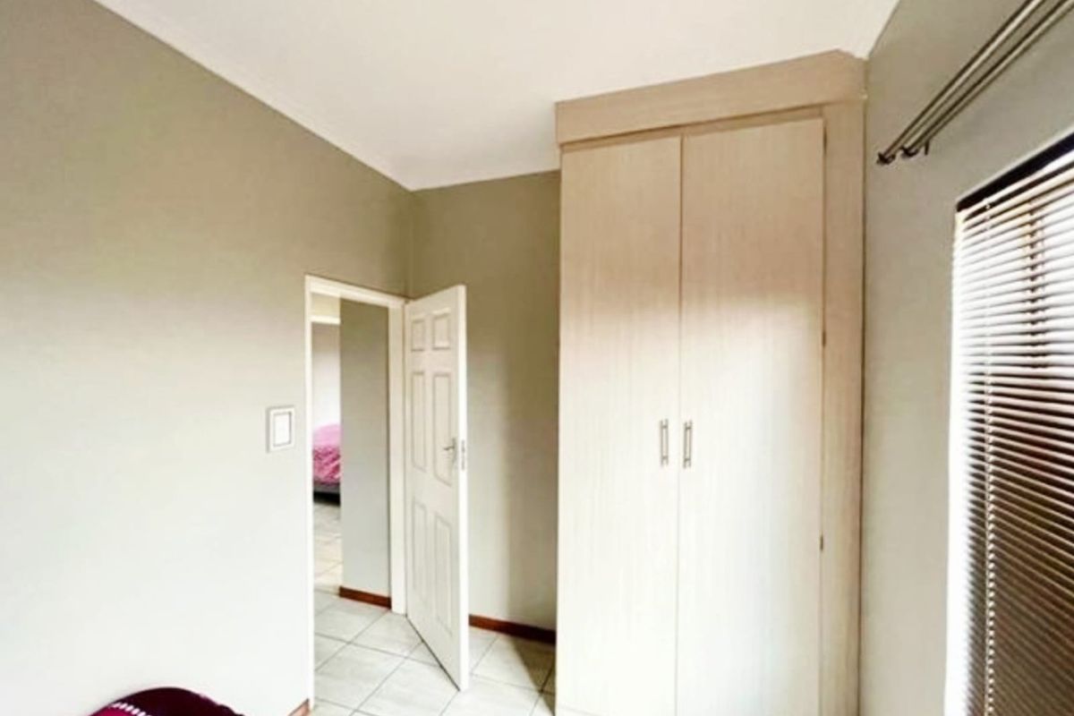 Terra-nova! Nestled in a secured complex. - Photo 5