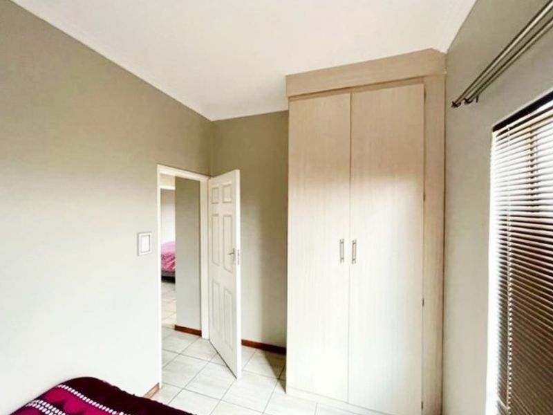 Terra-nova! Nestled in a secured complex. - Photo 5