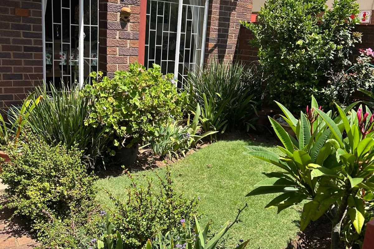 Spacious 2 Bedroom Duplex is the heart of Beyers Park - Photo 2