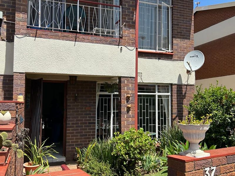 Spacious 2 Bedroom Duplex is the heart of Beyers Park - Photo 2