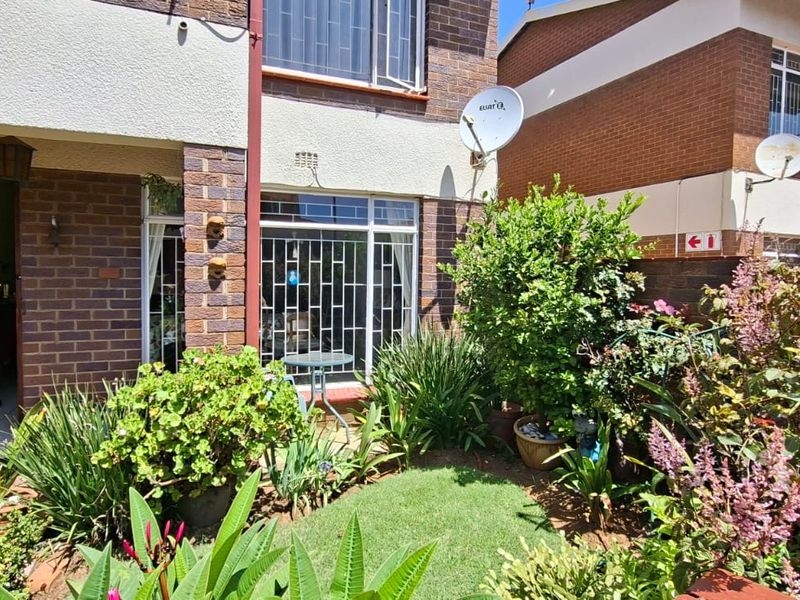 Spacious 2 Bedroom Duplex is the heart of Beyers Park - Photo 1