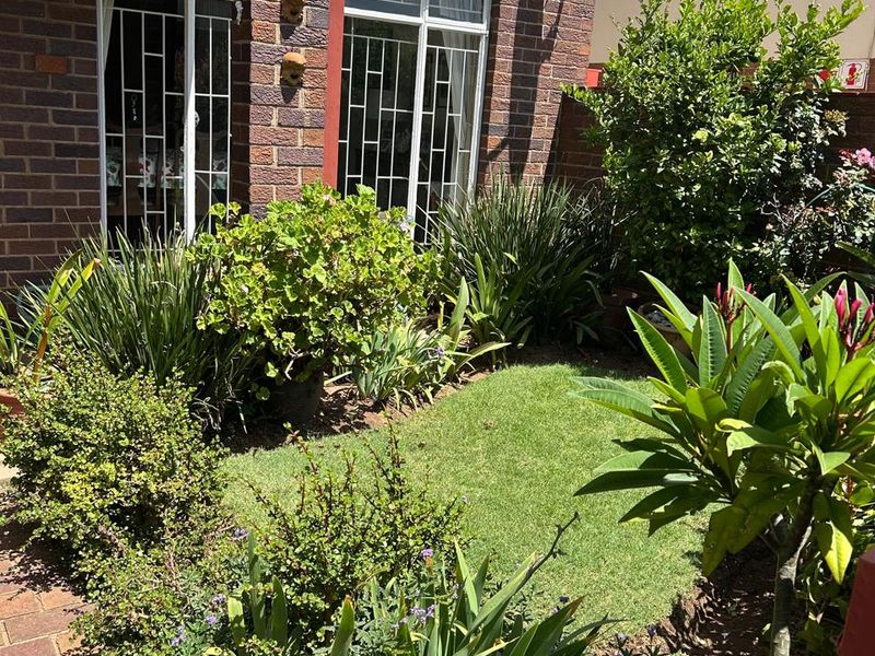 Spacious 2 Bedroom Duplex is the heart of Beyers Park - Photo 3