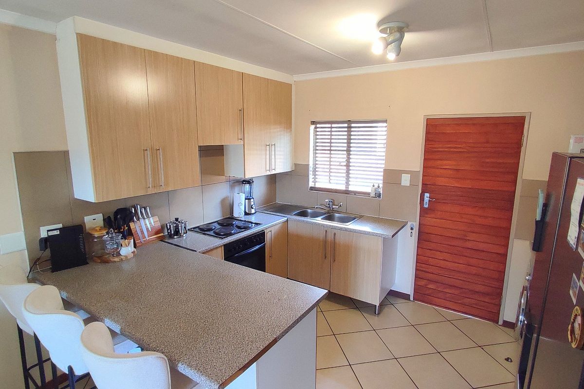 Modern 3 Bedroom Corner Townhouse in Secure Complex - Photo 2