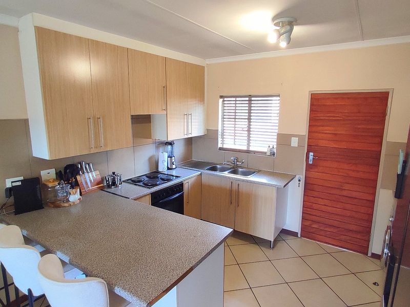 Modern 3 Bedroom Corner Townhouse in Secure Complex - Photo 2