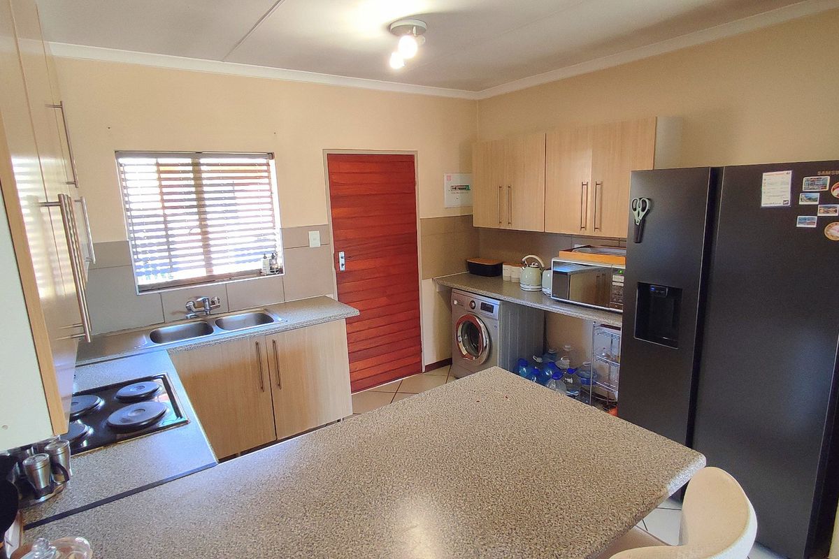 Modern 3 Bedroom Corner Townhouse in Secure Complex - Photo 4