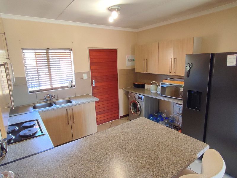 Modern 3 Bedroom Corner Townhouse in Secure Complex - Photo 4