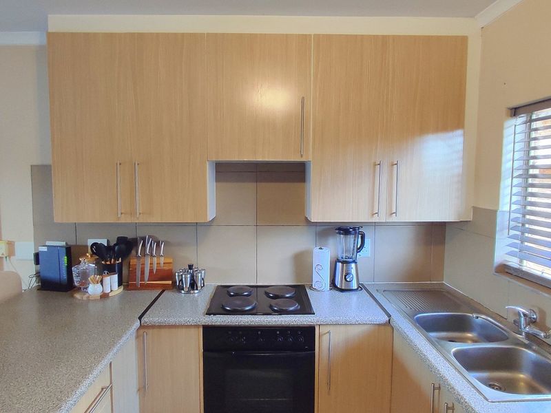 Modern 3 Bedroom Corner Townhouse in Secure Complex - Photo 3