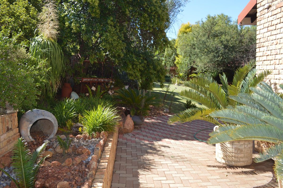 Magnificent Double-Story Family Home on a 2,145m2 Stand with Exceptional Garden & Elegant Entertainment Spaces - Photo 3