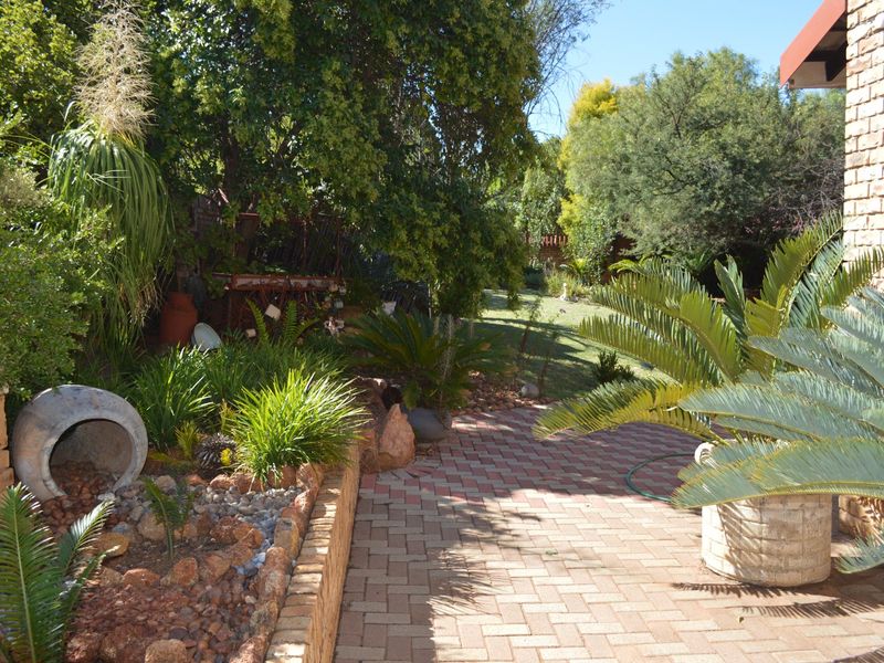 Magnificent Double-Story Family Home on a 2,145m2 Stand with Exceptional Garden & Elegant Entertainment Spaces - Photo 3