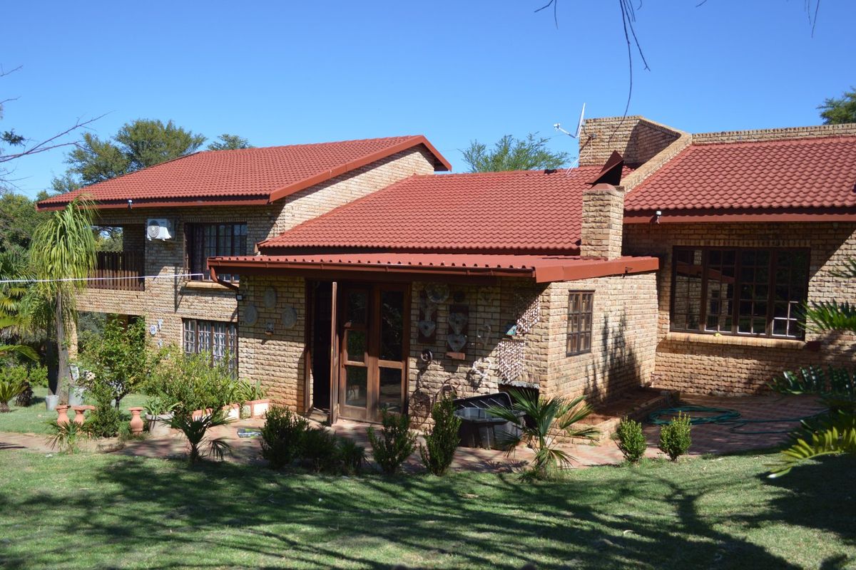 Magnificent Double-Story Family Home on a 2,145m2 Stand with Exceptional Garden & Elegant Entertainment Spaces - Photo 5