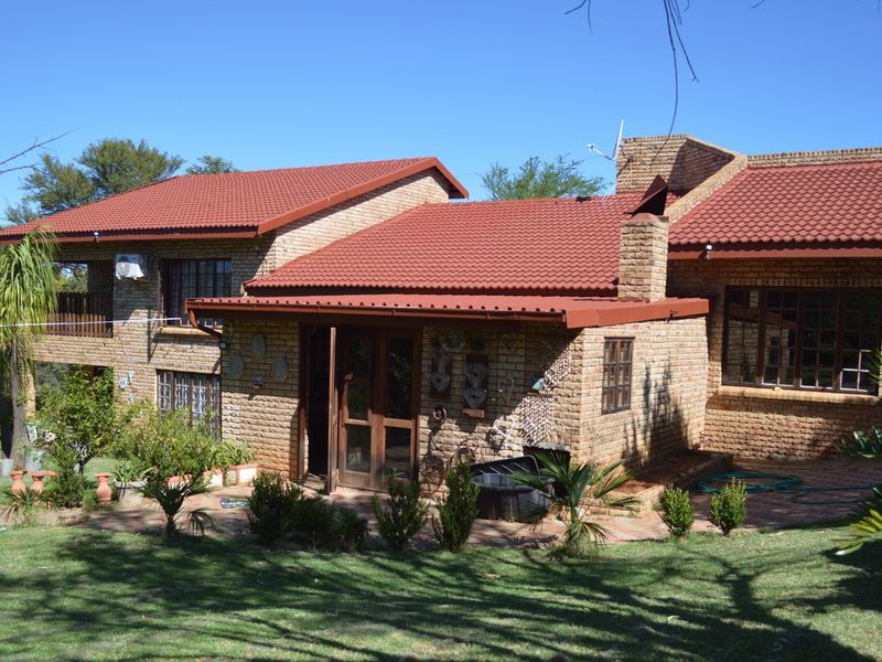 Magnificent Double-Story Family Home on a 2,145m2 Stand with Exceptional Garden & Elegant Entertainment Spaces - Photo 5