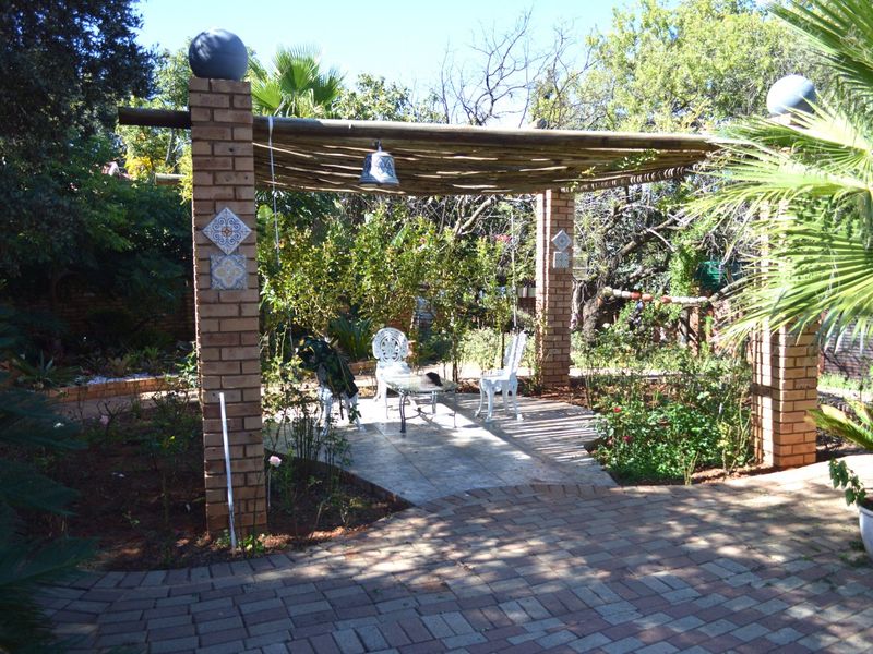 Magnificent Double-Story Family Home on a 2,145m2 Stand with Exceptional Garden & Elegant Entertainment Spaces - Photo 10