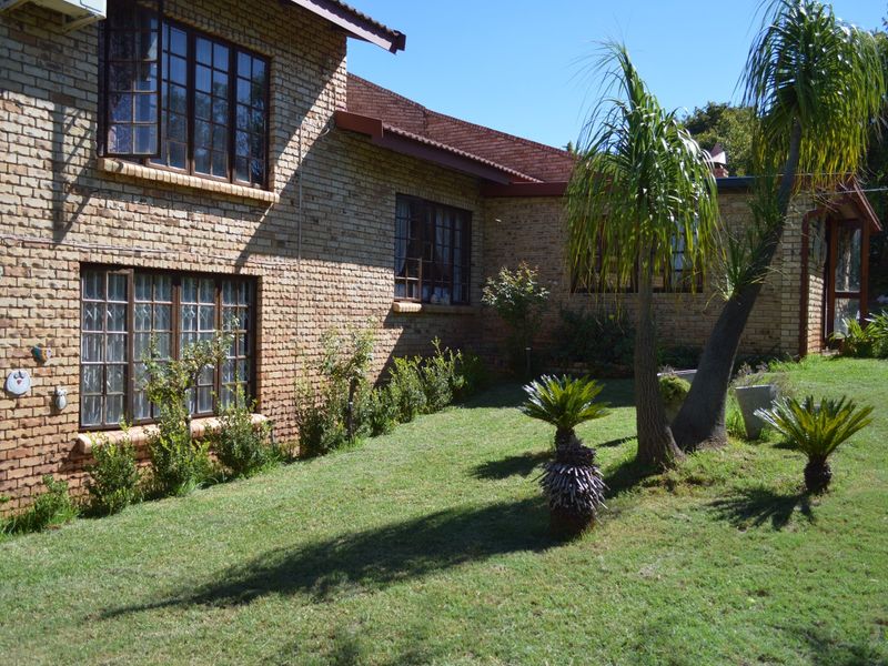 Magnificent Double-Story Family Home on a 2,145m2 Stand with Exceptional Garden & Elegant Entertainment Spaces - Photo 9