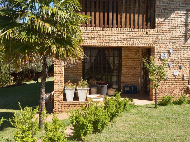 Magnificent Double-Story Family Home on a 2,145m2 Stand with Exceptional Garden & Elegant Entertainment Spaces - Photo 8