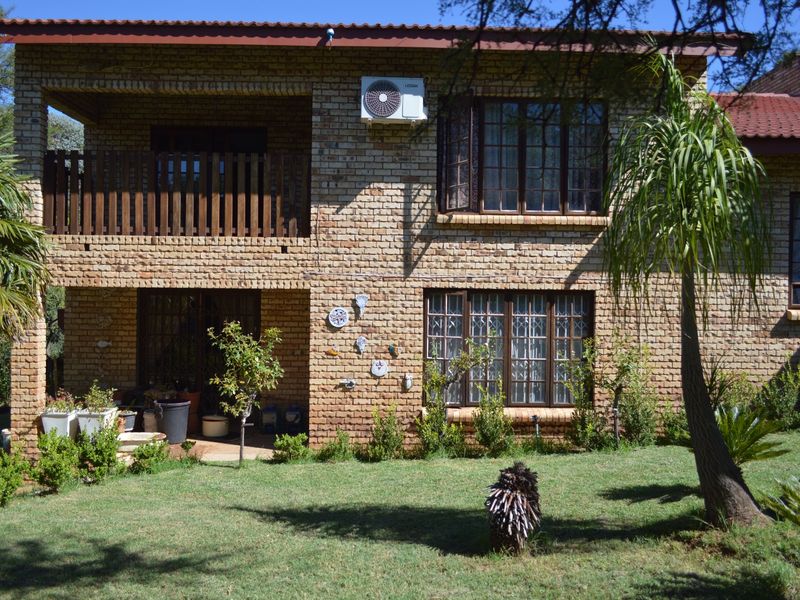 Magnificent Double-Story Family Home on a 2,145m2 Stand with Exceptional Garden & Elegant Entertainment Spaces - Photo 7