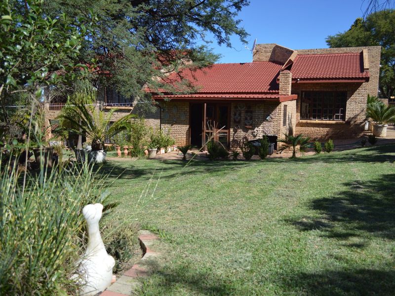 Magnificent Double-Story Family Home on a 2,145m2 Stand with Exceptional Garden & Elegant Entertainment Spaces - Photo 6