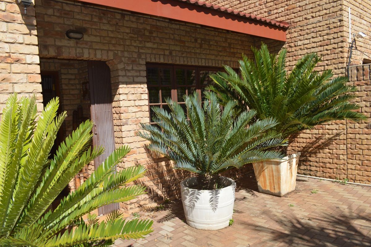 Magnificent Double-Story Family Home on a 2,145m2 Stand with Exceptional Garden & Elegant Entertainment Spaces - Photo 2