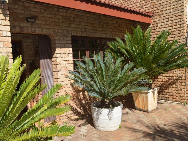 Magnificent Double-Story Family Home on a 2,145m2 Stand with Exceptional Garden & Elegant Entertainment Spaces - Photo 2