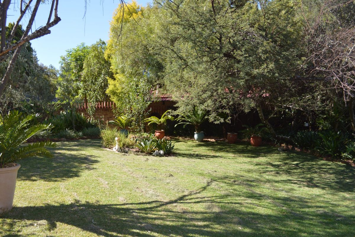 Magnificent Double-Story Family Home on a 2,145m2 Stand with Exceptional Garden & Elegant Entertainment Spaces - Photo 4